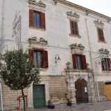 In piazza della Repubblica sorge il Palazzo Ducale degli Orsini, i signori che ressero Gravina dal XIV fino all�inizio del XIX secolo. Edificato agli inizi del 600 � stato trasformato in una struttura alberghiera